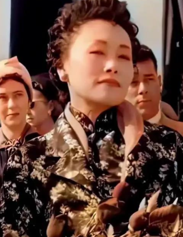 1981年，在北京的一场国宴上，邓小平突然目光犀利地环视全场，语气坚定的说：参议