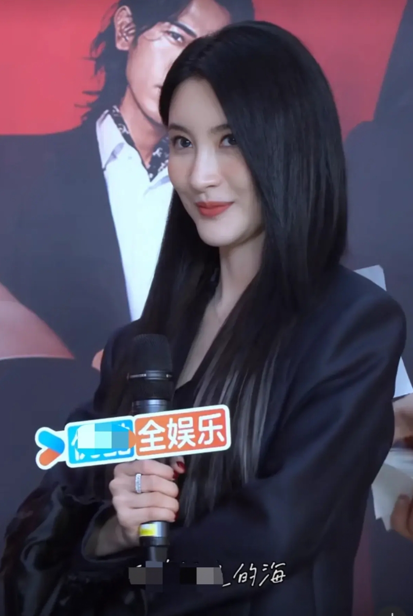 她为什么还要出来拍戏呢？
既然都要出来拍戏，为什么还要嫁那样的，嫁个年轻帅气的不
