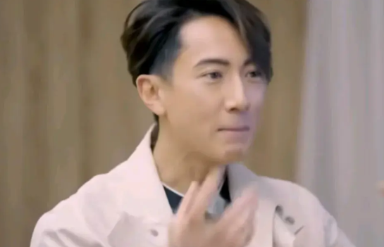 吴尊节目中被问到生了小孩之后有给自己生活带来什么变化吗？他直言:“当然有，有了小