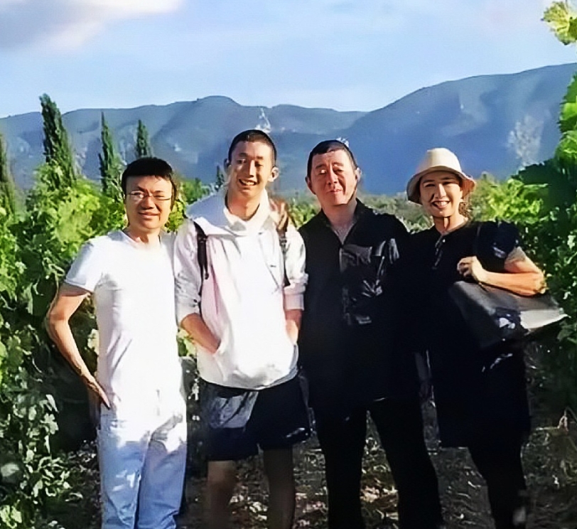 蒋雯丽一家四口出游的照片，十分幸福。镜头下的蒋雯丽身穿黑色衣服，背着包包，紧紧依