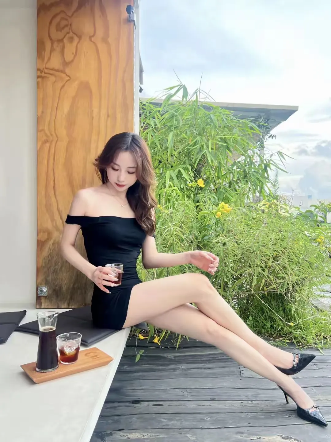 昨天去相亲，本来聊得还挺开心的，结果她突然问我：“你父母有退休金吗？”我当时就懵