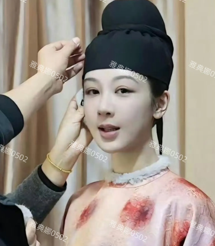 杨紫的脸胶感太强了，真的很像一个美妆蛋，古装扮相毫无灵气像个假人一样，太违和了。