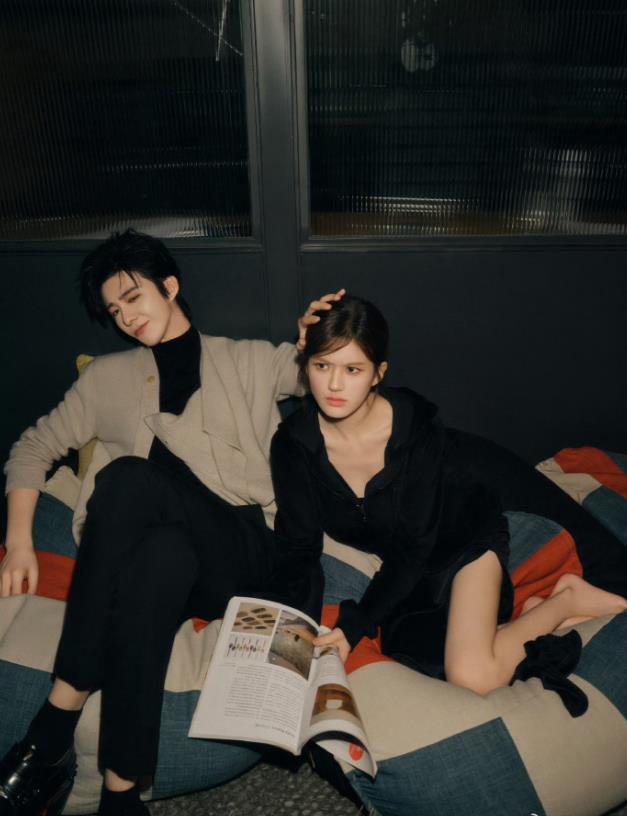 珠帘玉幕号称大女主，但这宣传海报就很迷。
看看人家的宣传海报，这姿势就很想去看看