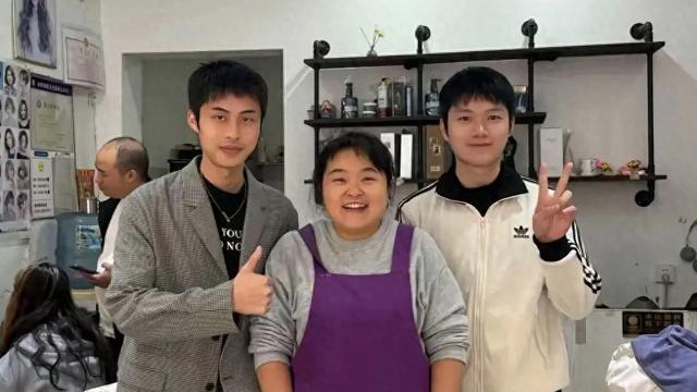 湖南怀化理发师晓华带火了一座城，媒体采访，路面开始施工