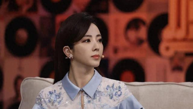 李思思主持经销商活动，穿廉价礼服，离开央视后档次低了收入高了