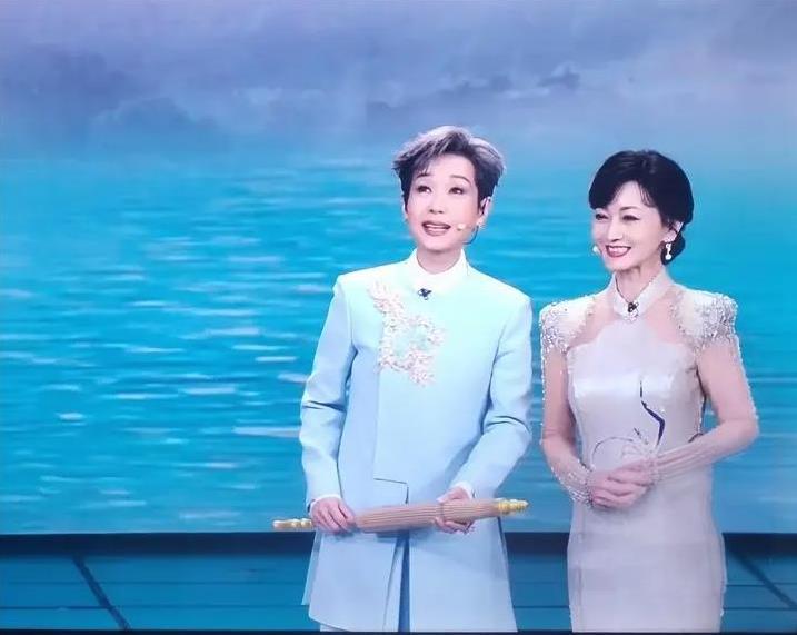 果然姜还是老的辣！叶童，赵雅芝凭借一己之力，轻松将2025蛇年春晚推上一个小高潮