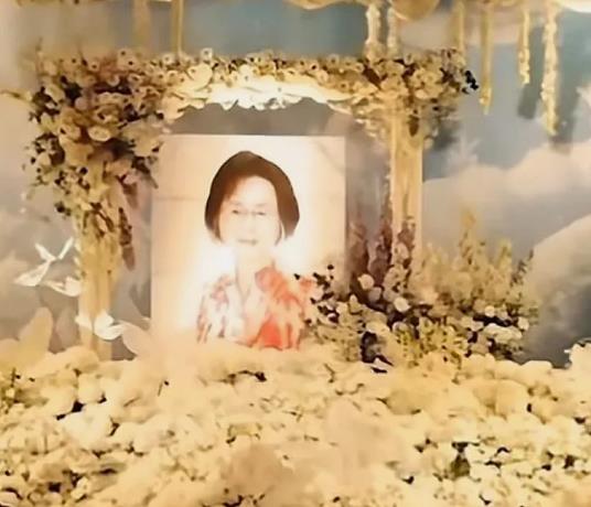 那些谴责原配三个孩子不去悼念琼瑶的人，有点违背伦理道德，如果他们的父母是和平离婚