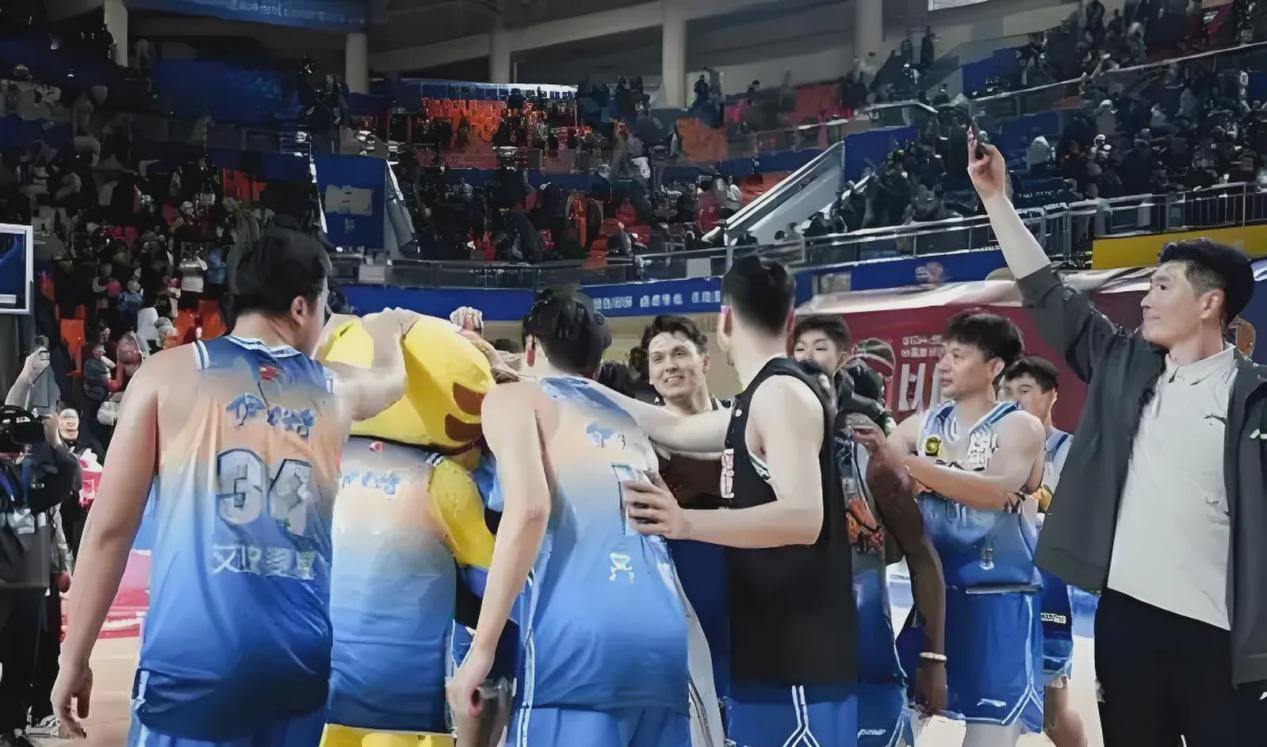 
 
 
上海男篮夺冠后，CBA俱乐部杯奖金分配方案出炉！第一名奖金高达200万