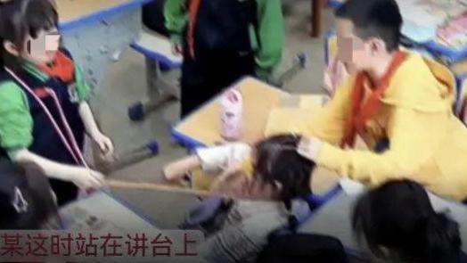 8岁女生教室遭欺凌，班主任冷漠视若无睹，家长愤怒发声！