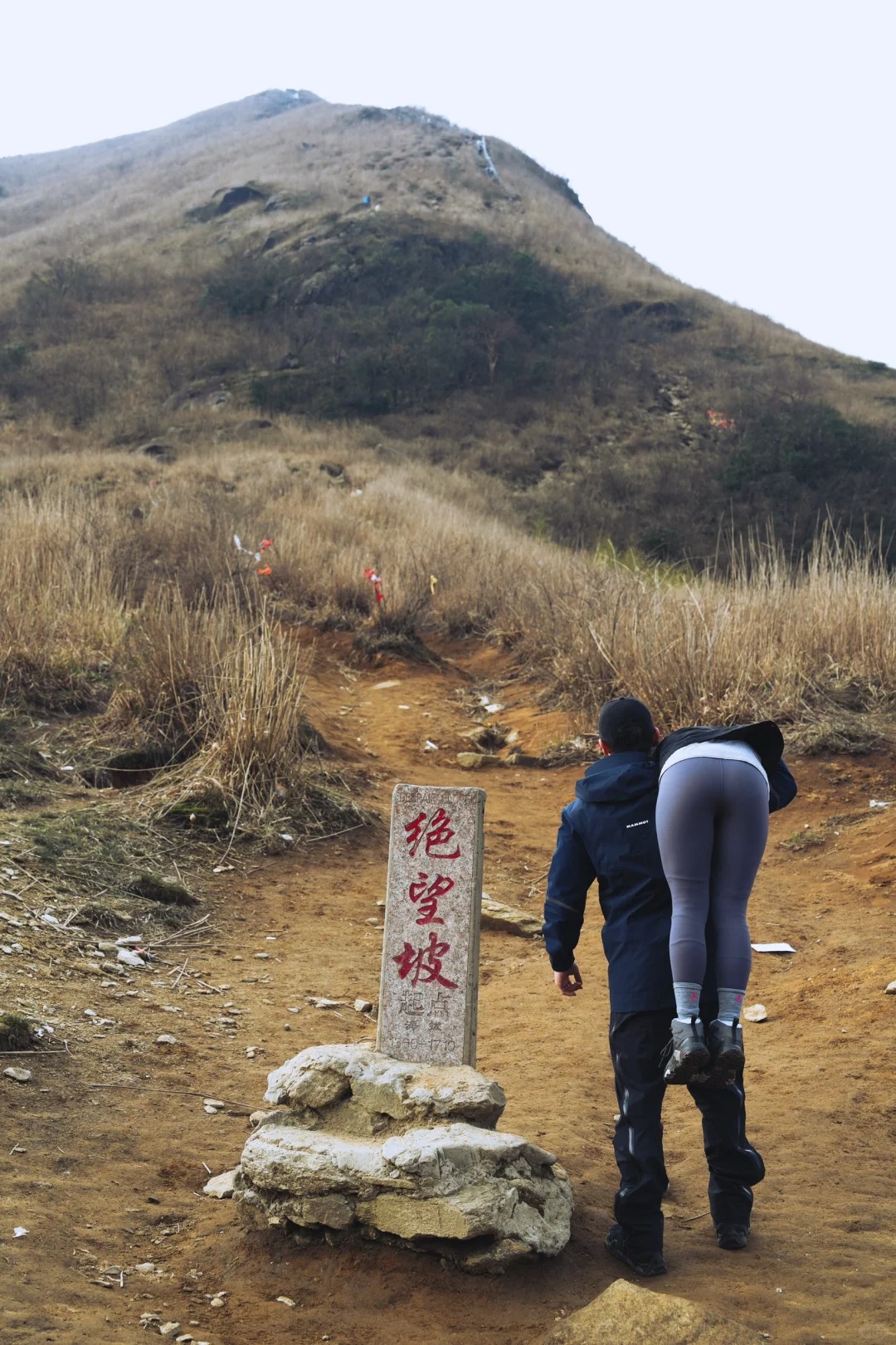 不建议这个季节来武功山反穿。
草太黄了，优点是人少，没有打屁虫的困扰。