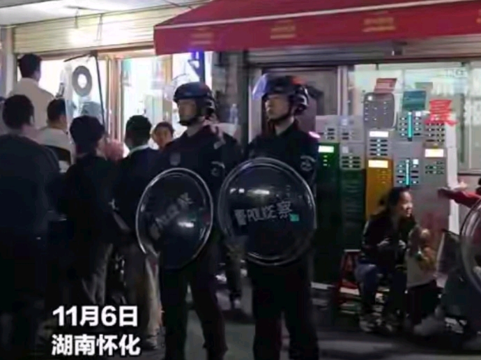 晓华理发店门口已有特警执勤 晓华一个人带动一条街的gdp
近日，湖南怀化网名为“