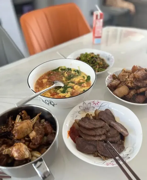 突然来儿子家想看看孙子，儿子让多住几天，可儿媳却给我用一次性碗筷，心里真不是滋味