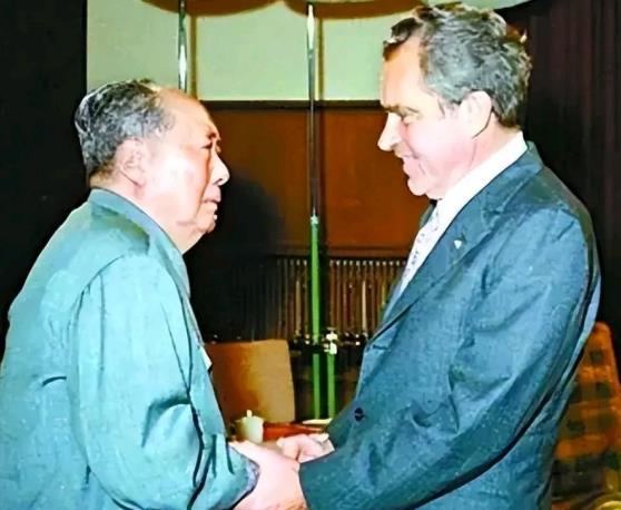 1976年，毛主席为何要邀请已经卸任的尼克松再次访问中国？多年后才知老人家真正的