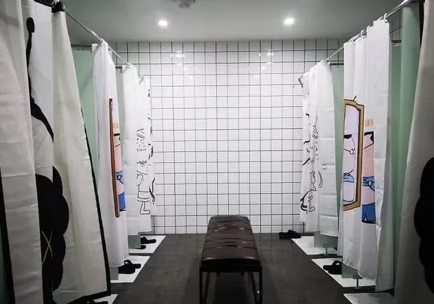 广东清远，小刘（女）是一家健身会所的会员，一次健身完后去洗澡，过程中看到男子老何