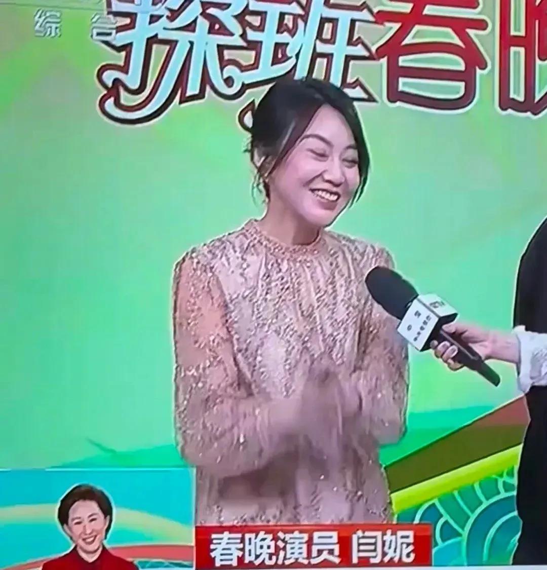 咱得说，还得是闫妮！
可真是“笑点制造机”啊！刚瞅春晚那阵儿，节目看得我直犯困，