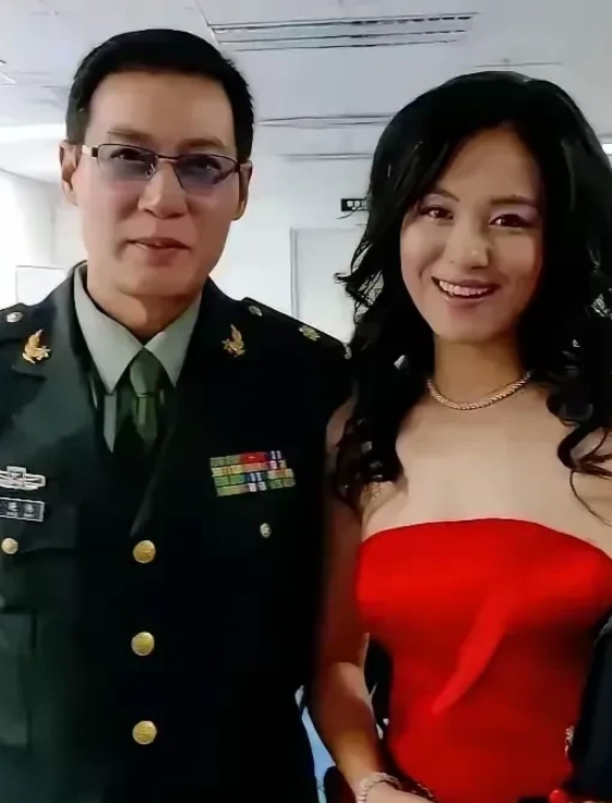这两位都是好演员，演过很多经典的戏，你还记得他们吗？男演员是马晓伟，一身军装，低