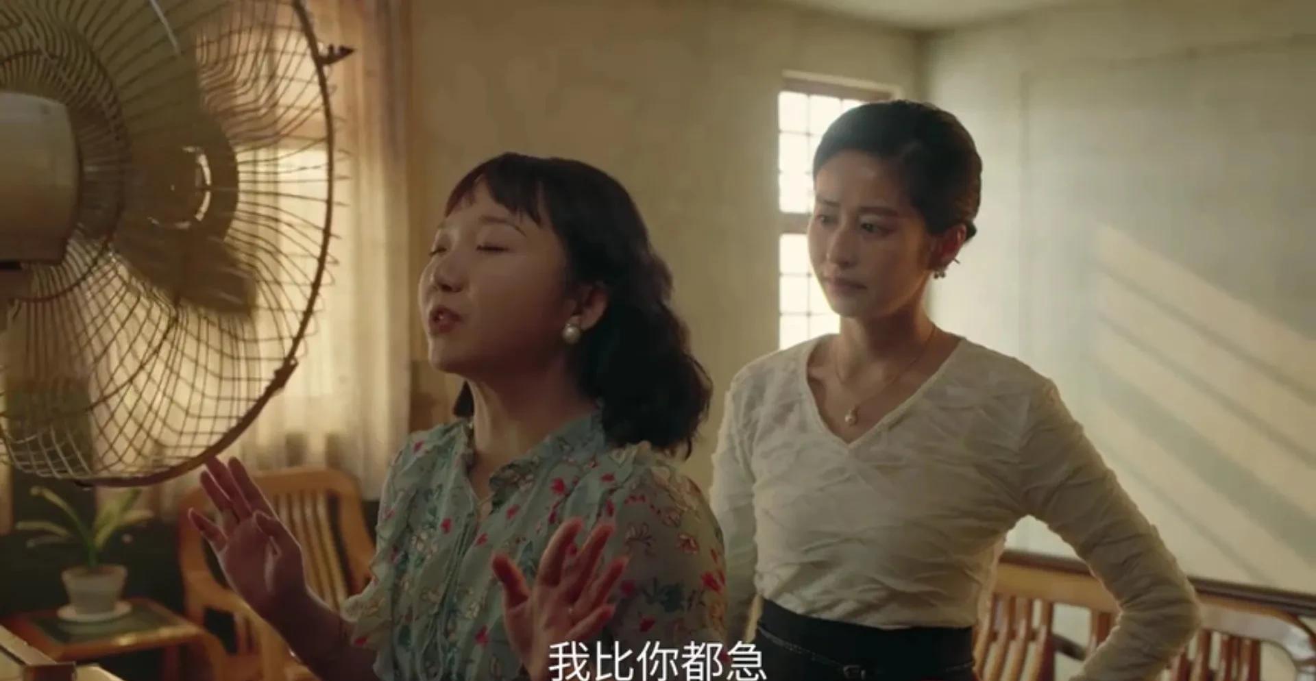 直言快语的刘小玲真是个活宝！她一开口就能让气氛瞬间凝固，特别是在四姐那个接风宴上