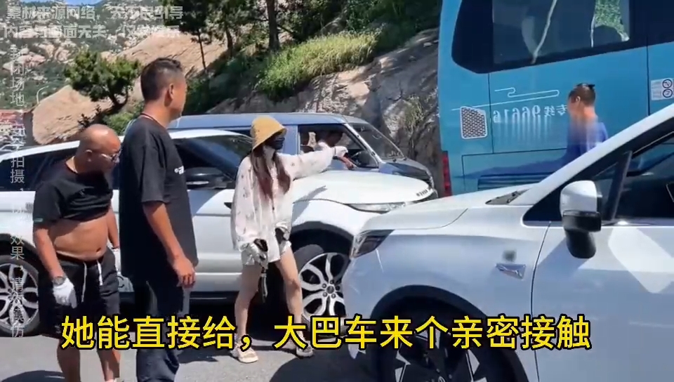 同是打人，打老师那个判一年半，青岛这个路虎女司机十日，而且看通报该泼妇逆行是为了