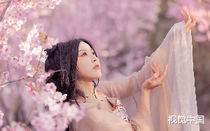 她是侯门弃妃，杀了小侯爷最喜欢的胡姬，小侯爷却红着眼掐住她的下巴：“你服个软。服个软，我就原谅你。”