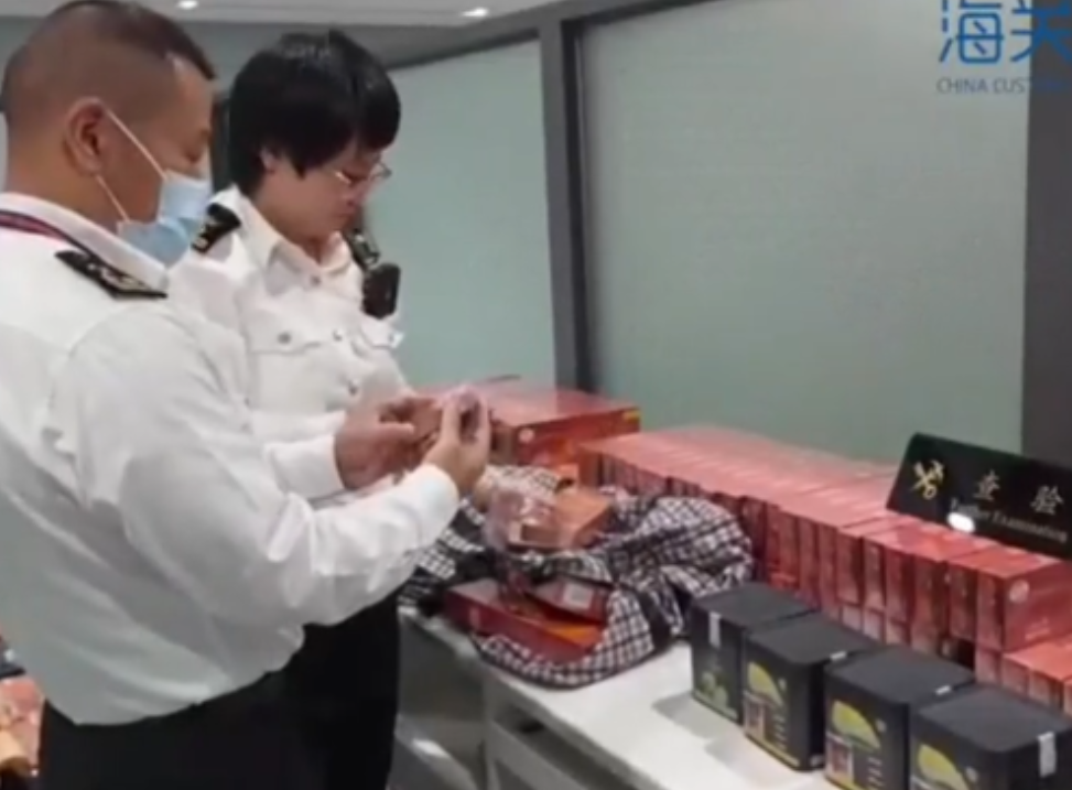 这女孩胆真大啊！昆明，一女性旅客入境的行李箱扫描异常，于是开箱进行检查，一打开行