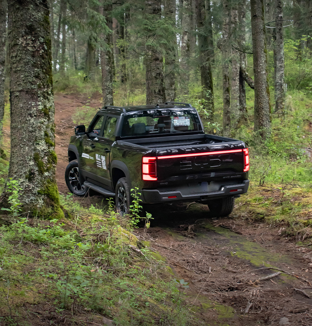 BYD SHARK最新实拍，方程豹前脸BYD标识，翻山越岭实用性贼强。