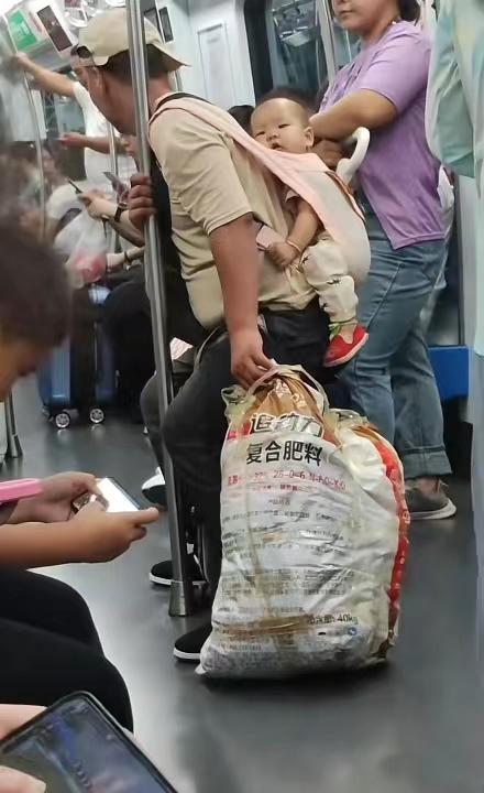 广东深圳。 一名网友坐地铁的时候拍到的一幕。对于那些说穷就不应该生孩子的人说的话