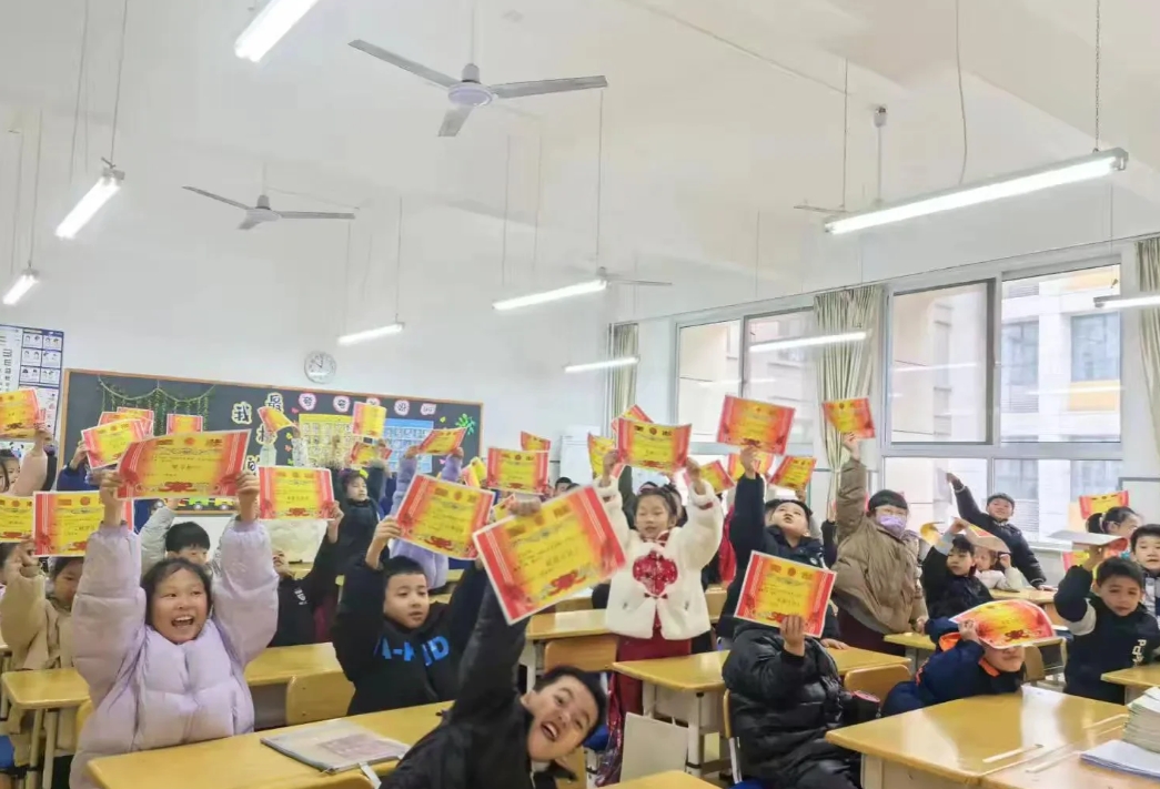 上一年级的女儿，昨天开结业典礼，带回来两张奖状。晚上下班回到家，孩子兴高采烈的把