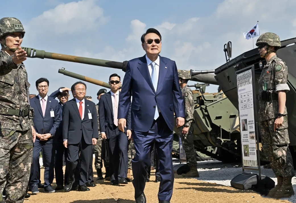 韩国最大在野党要求尹锡悦立即下台之后，尹锡悦总统办公室首席秘书级别以上的所有高级