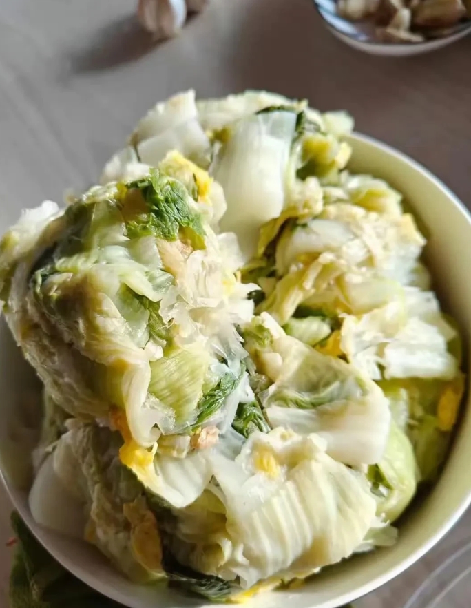 这道非常好吃的美食，它的原材料，竟然是一堆冻僵的菜，万万没想到啊！