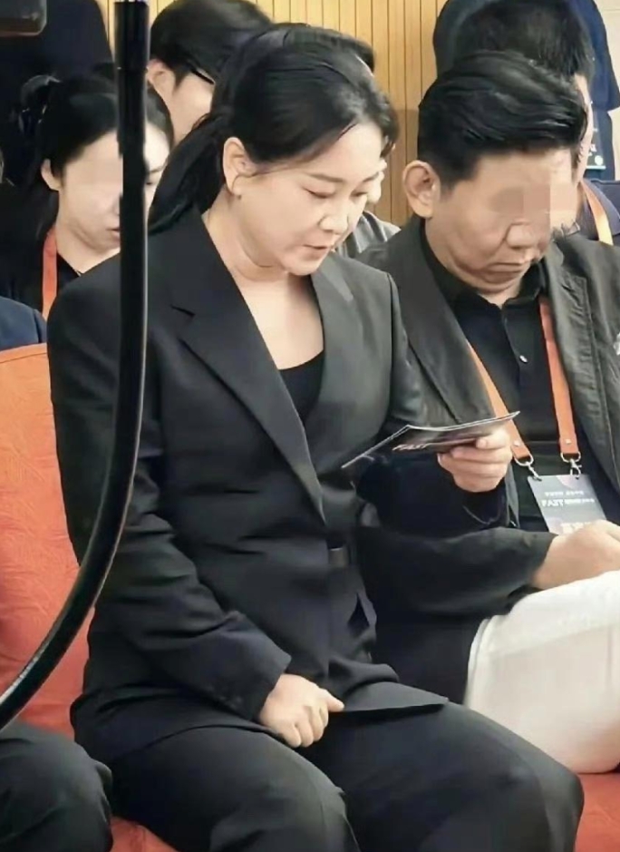 贾玲现在不是胖回去了，是更壮实了！看起来更健康￼￼
