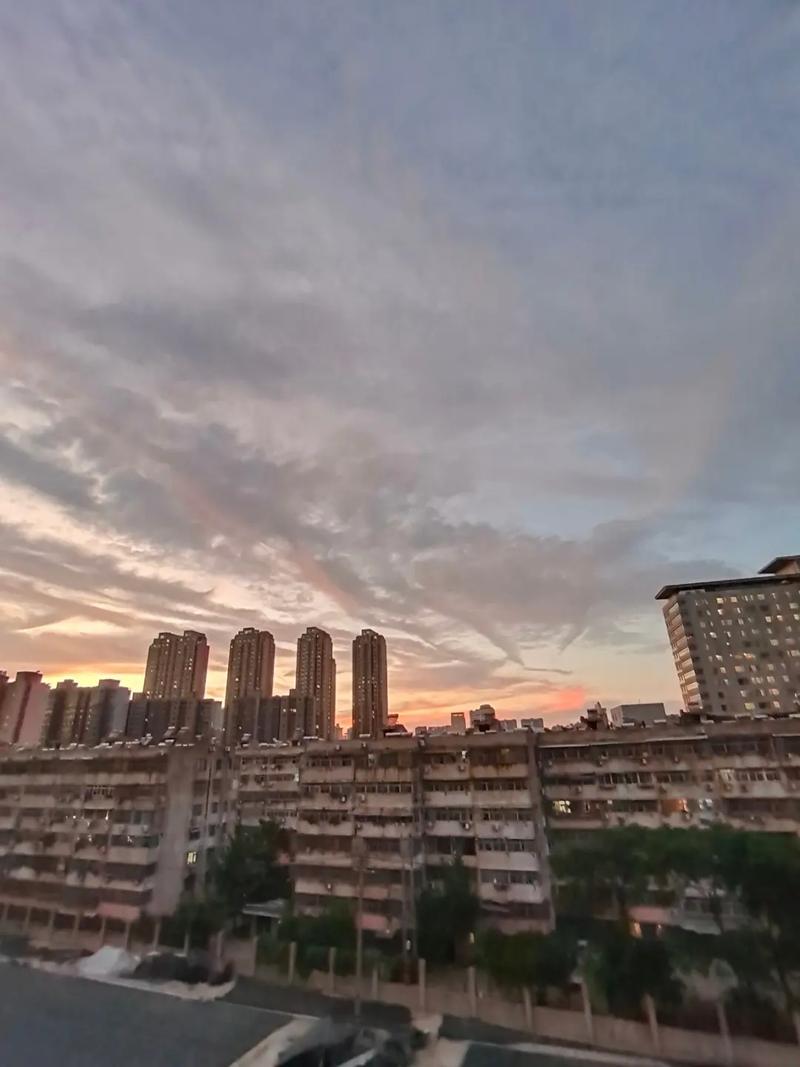 临近结婚，突然想起有东西忘记买了，着急忙慌的小颖拿起银行卡就走。
选好东西去付账