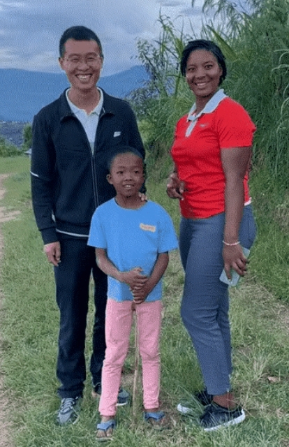 非洲一家人，中国爸爸的基因很强大，虽然他妈是黑人，但是这个小孩长相确实像他爸，你