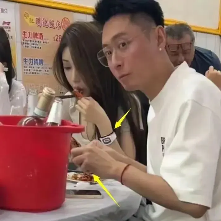 买超如今的生活，真的诠释了有些女人把你当草，但有些女人把你当宝。
买超跟张嘉倪在