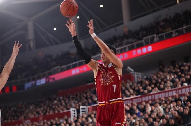 同一晚，2人命中8记三分，都有各自的故事！
12月18日，CBA的6场比赛，有2