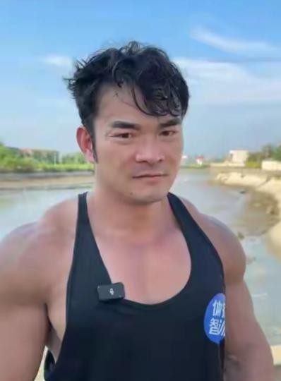 近日，网红李维刚因售卖假牛肉卷引发热议。他在直播中承诺"假一赔十"，现涉及金额高