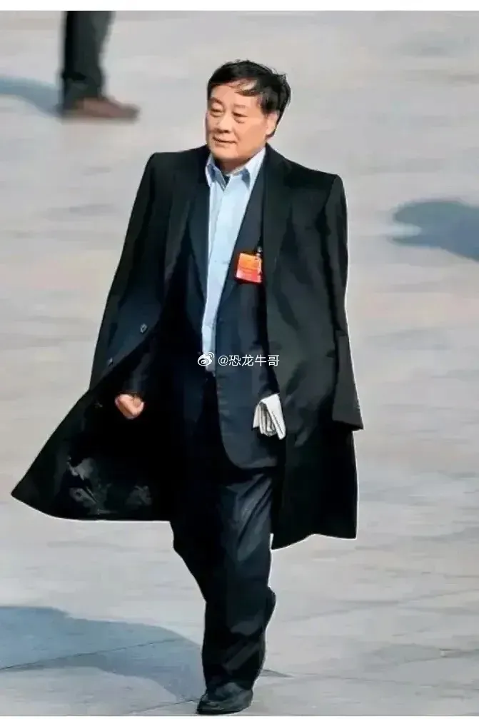 网友总结，给79岁的宗庆后送行的人群中，有以下几类人：

1、不少是外卖小哥，他