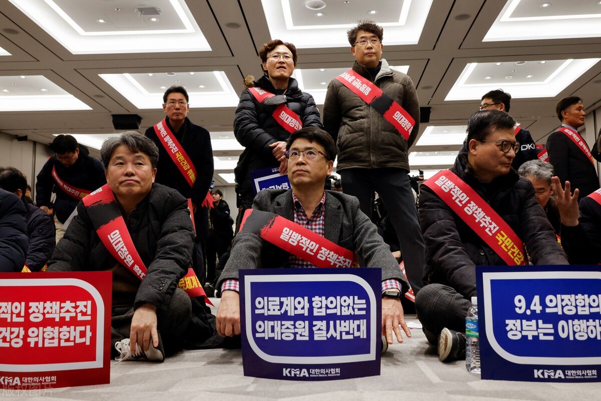 尹锡悦政府扛不住了，终于向现实低头！
2月26日，据韩联社报道，韩国政府敦促参与