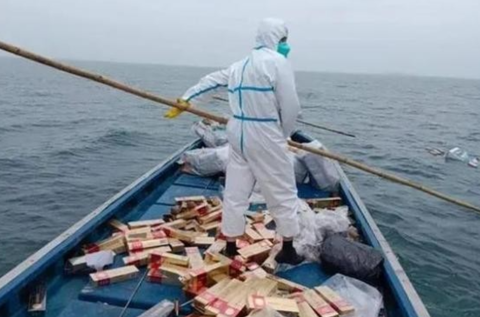 “发财喽，发财喽”几名渔民出海意外捞获大量中华烟，价值连城，正当他们暗自窃喜、幻