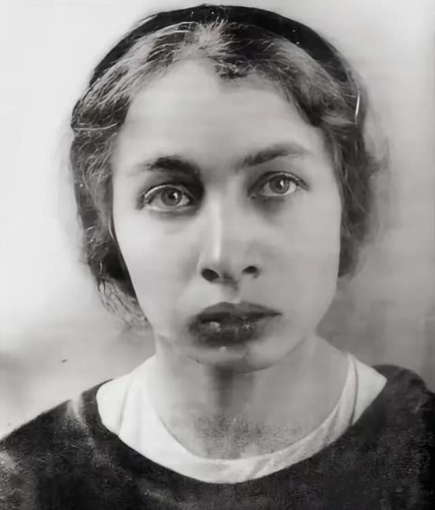 1918年，列宁在演讲时遭遇刺杀，女刺客卡普兰对着他连开三枪，命中两枪。卡普兰很