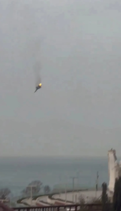 突发消息：一架俄罗斯战斗机（可能是Su-27或Su-35）刚刚在克里米亚上空被击