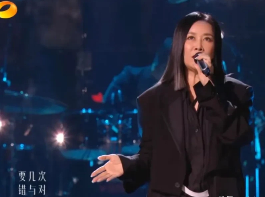 5月17日，英子忘词了
那英是真紧张了，高音没打开还忘词了，一直盯着提词器还用手