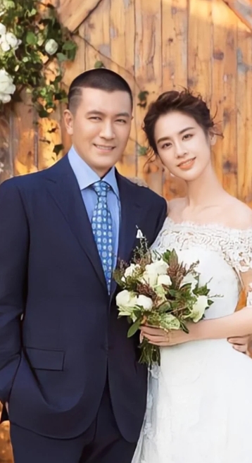 两人相识时，一个是30岁的霸道总裁，一个是年仅22岁、身陷解约泥沼的当红“星女郎