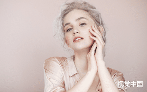 我死的时候顾宴在陪他白月光，我的求救信息被当成欲情故纵的把戏，后来确认我死讯时他彻底疯了