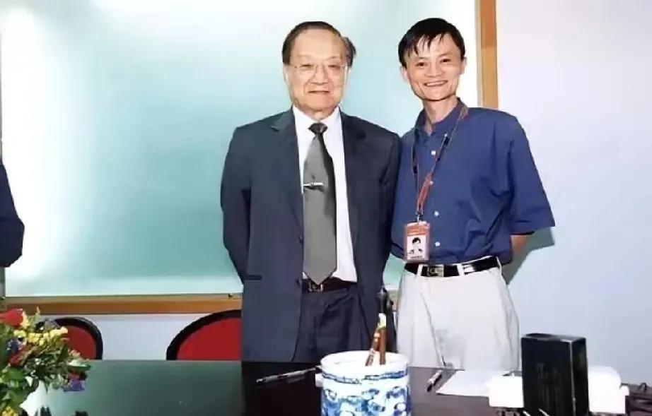2001年，马云和到阿里巴巴来参观访问的金庸的一张合影，看得出马云非常开心，见到