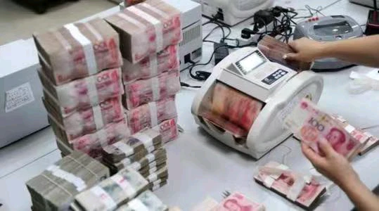 黑龙江哈尔滨，一女子将840万余元存入银行。五年到期后，女子准备领取本息。不料银