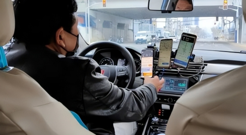 “失业半年多了，是真找不到工作，到底是跑网约车好，还是回老家送外卖呢？”像这种留