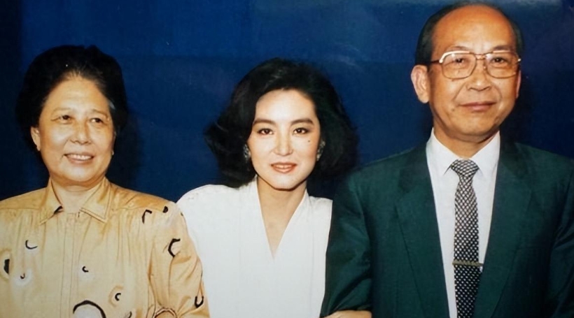 林青霞纵横影坛多年，积累财富无数且十分孝顺。可令人痛心的是，其母却从高楼跳下。虽