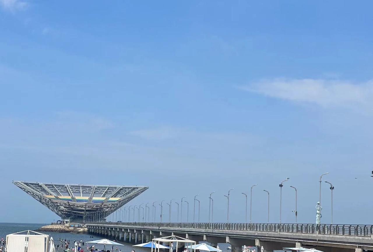 鲅鱼圈山海广场
每到夏天各个城市的海边人满为患，营口的鲅鱼圈也不例外，鲅鱼圈是一