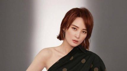 蒋勤勤到底算不算顶级古装美女？看看她和朱茵的合照你就有答案了