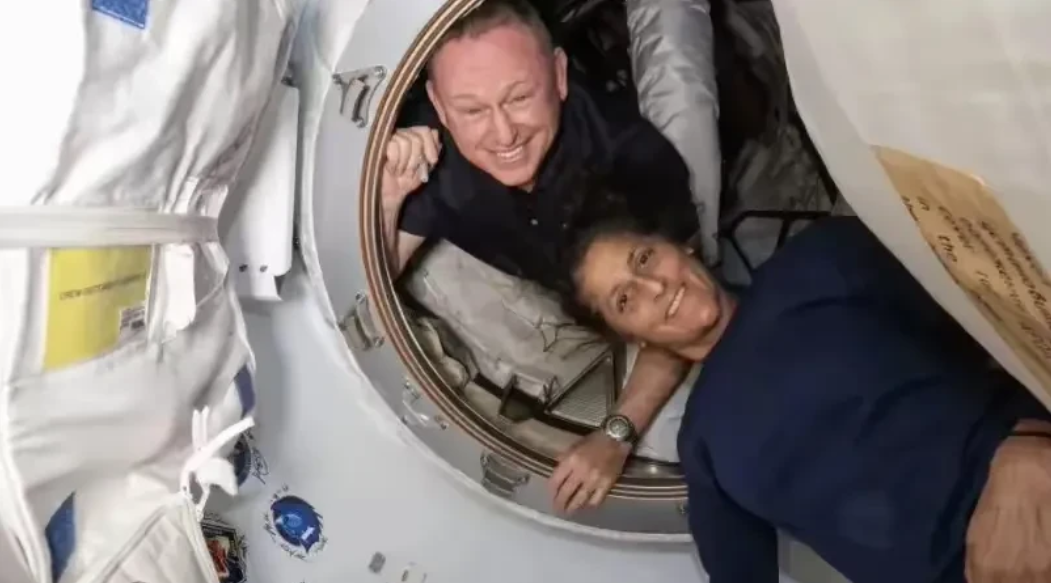 被困空间站的两位美国宇航员已达26天！
外媒体建议美国求助于俄罗斯或者中国。
求